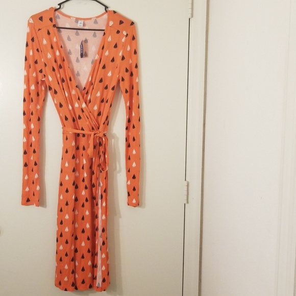 Old Navy Dresses & Skirts - NWT- Old Navy wrap-around dress with tie